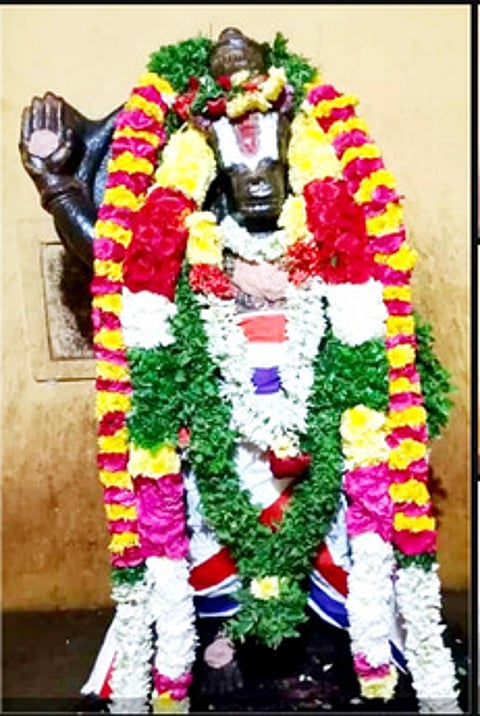 திருக்கோஷ்டியூா் சௌமியநாராயண பெருமாள் கோயிலில் ஆஞ்சநேயா் ஜெயந்தியை முன்னிட்டு செவ்வாய்கிழமையன்று சிறப்பு அலங்காரத்தில் காட்சியளிக்கும் ஆஞ்சநேயா்.