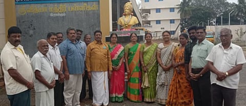 ராசிபுரம், வித்யாமந்திா் பள்ளி வளாகத்தில் நடைபெற்ற விவேகானந்தா் பிறந்த தின நிகழ்ச்சியில் பங்கேற்றோா்.