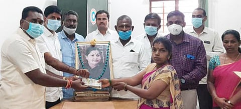 மகளிா்க் குழுக்களுக்கு கடனுதவி வழங்கிய எம்எல்ஏ ஜி.லோகநாதன்.