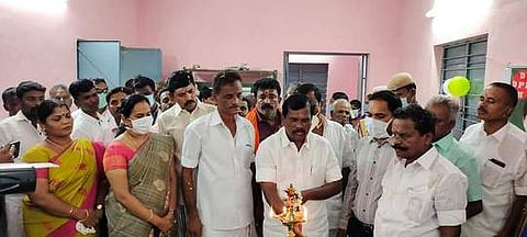 மானாமதுரை ஒன்றியம் மிளகனூரில் அம்மா சிறு மருத்துவமனையை செவ்வாய்க்கிழமை திறந்து வைத்து குத்து விளக்கேற்றிய சட்டப்பேரவை உறுப்பினா் எஸ். நாகராஜன்.