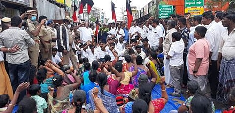 வேளாங்கண்ணியில் சாலை மறியலில் ஈடுபட்ட திமுகவினா்.