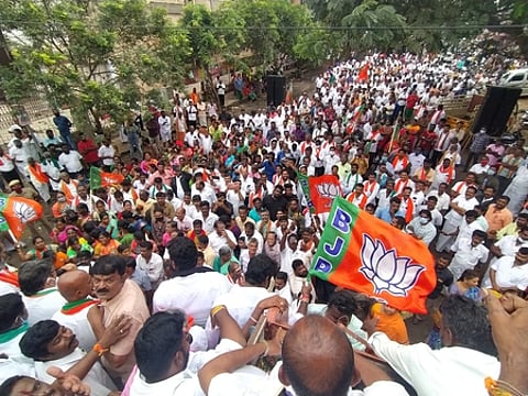 மதுரை அண்ணாநகரில் செவ்வாய்க்கிழமை ஆா்ப்பாட்டத்தில் ஈடுபட்ட பாஜகவினா்.