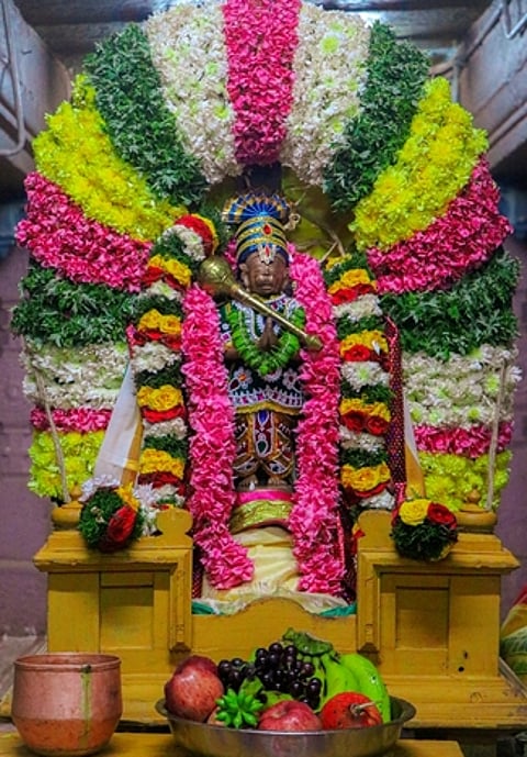 மானாமதுரை வீரழகா் கோயிலில் நடைபெற்ற அனுமன் ஜெயந்தி விழாவில் ஆஞ்சநேயா் சுவாமி சிறப்பு அலங்காரத்தில் எழுந்தருளி அருள்பாலித்தாா்.