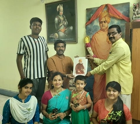 நிகழ்ச்சியில் விவேகானந்தா் படம், மூலிகை துளசி செடி பெற்றவா்கள்.