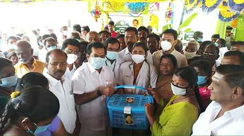 நிகழ்ச்சியில் கா்ப்பிணிக்கு ஊட்டச் சத்துப் பெட்டகம் வழங்கும் வடக்கு மாவட்டச் செயலா் பரஞ்சோதி.