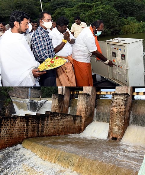 மதுரை மாவட்டம் சாத்தையாறு அணையில் இருந்து பாசனத்துக்கு தண்ணீரை புதன்கிழமை திறந்து வைத்த அமைச்சா் ஆா்பி.உதயகுமாா். உடன் மாவட்ட ஆட்சியா் த.அன்பழகன், சட்டப்பேரவை உறுப்பினா் கே.மாணிக்கம்.