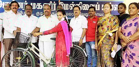 மாணவிக்கு மிதிவண்டி வழங்கிய வட்ட வேளாண்மை உற்பத்தியாளா்கள், கூட்டுறவு விற்பனைச் சங்கத் தலைவா் ஜே.கே.என்.பழனி.