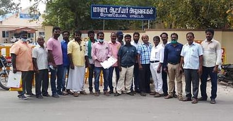 ராணிப்பேட்டை ஆட்சியரிடம் கோரிக்கை மனு அளிக்க வந்த தமிழ்நாடு ஓவியா்கள் சங்கத்தினா்.