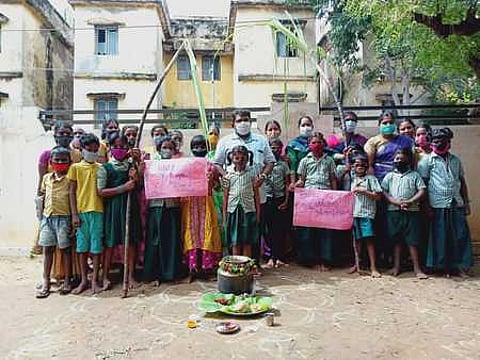 மதுரை மேலமடையில் புதன்கிழமை நடைபெற்ற சமத்துவப் பொங்கல் விழாவில் பங்கேற்ற மாணவ, மாணவியா் மற்றும் ஆசிரியைகள்.