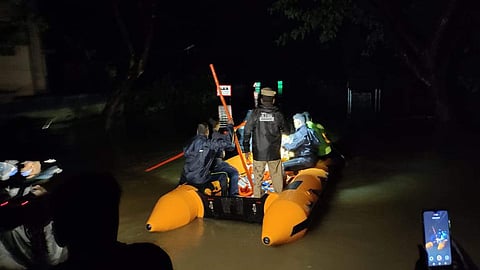 ரப்பர் படகு மூலம் யானைப்பாலத்தைக் கடந்து பாபநாசம் பகுதிக்குச் செல்லும் தீயணைப்பு வீரர்கள்