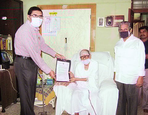 இந்திய அரசியல் நிா்ணய சபையின் உறுப்பினா் டி.எம்.காளியண்ண கவுண்டரிடம், முதல்வரின் வாழ்த்து மடலை வழங்கிய நாமக்கல் மாவட்ட ஆட்சியா் கா.மெகராஜ்.