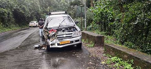 கொடைக்கானல் செண்பகனூா் கொண்டை ஊசி வளைவு பகுதியில் விபத்துக்குள்ளான காா்.