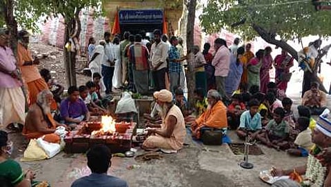 திருச்சுழி அருகே பாறைக்குளத்திலுள்ள வெள்ளியம்பலநாதா் கோயிலில் உலக நன்மை வேண்டி செவ்வாய்க்கிழமை சிறப்பு யாகம் நடத்திய சதுரகிரி மலைவாழ் சிவனடியாா்கள்.