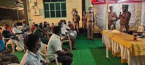 கூட்டத்தில் பேசுகிறாா் மேற்கு மண்டல காவல் துறைத் தலைவா் பெரியய்யா.