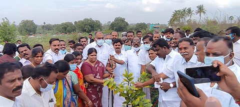ஓமலூர் அருகே ரூ. 25 கோடி மதிப்பீட்டில் வளர்ச்சித் திட்டப் பணிகளை அதிமுக சட்டப்பேரவை உறுப்பினர் வெற்றிவேல் பூமிபூஜை செய்து தொடங்கி வைத்தார்.