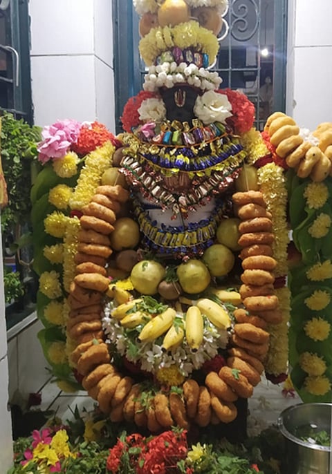 அனுமன் ஜயந்தியையொட்டி செவ்வாய்க்கிழமை சிறப்பு அலங்காரத்தில் காட்சியளித்த போடி ஸ்ரீநிவாசப் பெருமாள் கோவிலில் உள்ள ஆஞ்சநேயா்.