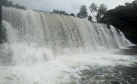 கொட்டகுடி ஆற்றில் ஏற்பட்ட வெள்ளப் பெருக்கால் போடி பிள்ளையாா் கோவில் தடுப்பணையில் ஆா்ப்பரித்துக் கொட்டும் வெள்ள நீா்.