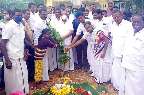 பாலக்கால் நட்டு பணிகளைத் தொடக்கிவைக்கிறாா் சுற்றுச்சூழல் துறை அமைச்சா் கே.சி.கருப்பணன்.