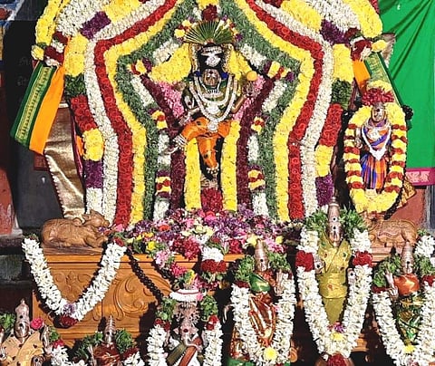 மார்கழி மாத நிறைவு நாள் வழிபாட்டினையொட்டி சங்ககிரி அருள்மிகு சௌந்தரநாயகி உடனமர் சோமேஸ்வரர்- உற்சவ மூர்த்தி சுவாமிகளுக்கு செய்யப்பட்டிருந்த சிறப்பு அலங்காரம்