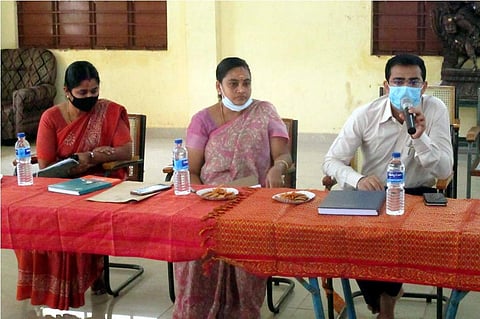 காங்கயம் அருகே, சிவன்மலை சுப்பிரமணியசாமி கோயிலில் நடைபெற்ற, தேர்த் திருவிழா நடத்துவது தொடர்பான ஆலோசனைக் கூட்டத்தில் பேசும் தாராபுரம் உதவி ஆட்சியர் பவன்குமார் மற்றும் (இடமிருந்து) காங்கயம் வட்டாட்சியர்