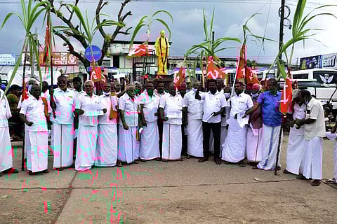 மன்னார்குடியில் விவசாயிகள் சங்கத்தினர் வேளாண் சட்ட நகலை எரித்து ஆர்ப்பாட்டம்