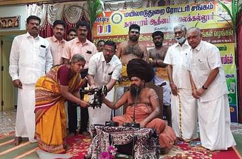 விழாவில், பெண்ணுக்கு தையல் இயந்திரம் வழங்கும் தருமபுரம் ஆதீனம் ஸ்ரீலஸ்ரீ மாசிலாமணி தேசிக ஞானசம்பந்த பரமாசாரிய சுவாமிகள்.