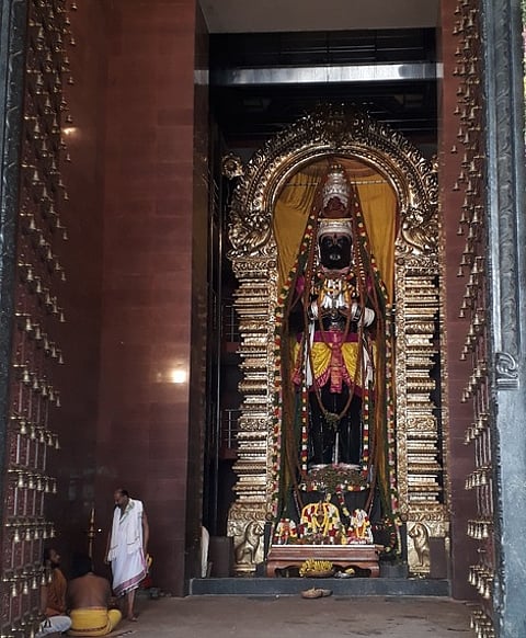 அனுமன் ஜயந்தியையொட்டி சிறப்பு அலங்காரத்தில் பக்தா்களுக்கு காட்சியளித்த திருவோணமங்கலம் ஆஞ்சநேயா்.