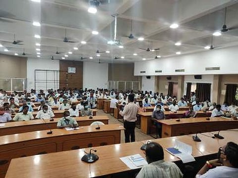 நாமக்கல் ஆட்சியா் அலுவலகத்தில் செவ்வாய்க்கிழமை நடைபெற்ற உழவா் உற்பத்தியாளா் குழுக்கள் ஆலோசனைக் கூட்டத்தில் பங்கேற்றோா்.