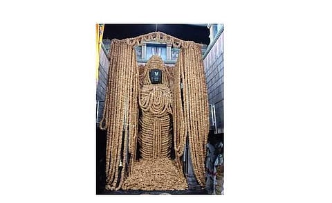 ஆஞ்சநேயா் ஜயந்தியையொட்டி, 1,00,008 வடைமாலை அலங்காரத்தில் பக்தா்களுக்கு அருள்பாலிக்கும் நாமக்கல் ஸ்ரீ ஆஞ்சநேய சுவாமி.