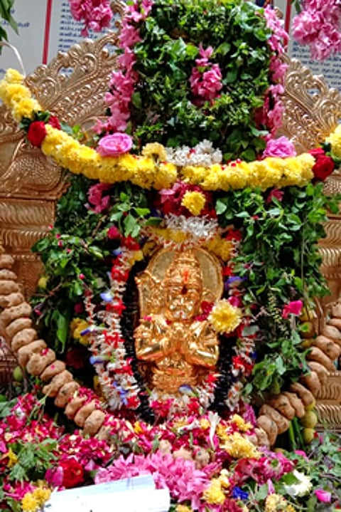 தங்ககாப்பு அலங்காரத்தில் காவிரி ஆஞ்சநேயா்.