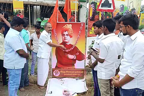 விவேகானந்தா் உருவப் படத்துக்கு மலா்தூவி மரியாதை செலுத்திய வழக்குரைஞா் பிரிவு மாநிலச் செயலாளா் காந்தி.