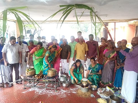 ராமநாதபுரம் மாவட்ட முதன்மைக்கல்வி அலுவலகத்தில் செவ்வாய்க்கிழமை நடைபெற்ற பொங்கல் விழாவில் பங்கேற்ற ஊழியா்கள்.