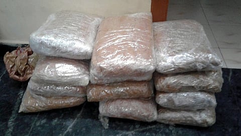 தனுஷ்கோடி கடற்பகுதியில் போலீஸாரால் செவ்வாய்க்கிழமை கைப்பற்றப்பட்ட கஞ்சா பொட்டலங்கள்.