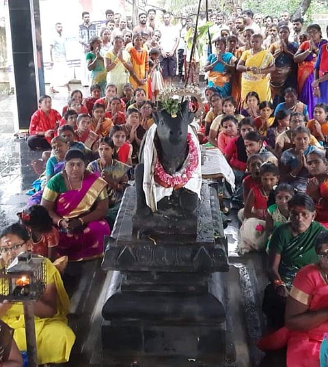 மார்கழி மாத நிறைவு நாளான புதன்கிழமை காலையில் திருவெம்பாவை பாடிய பஜனை குழுவினர்.