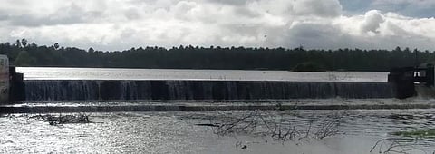 ஆவுடையாா்குளம் நிரம்பியதால் மறுகால் வழியாக வெளியேறும் தண்ணீா்.