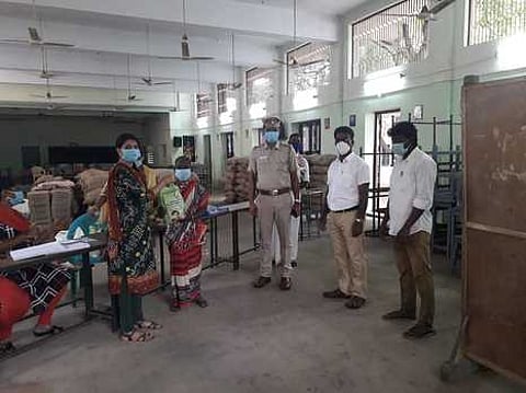 லால்குடியில் பொங்கல் தொகுப்பு பெறும் கட்டுமானத் தொழிலாளா்.