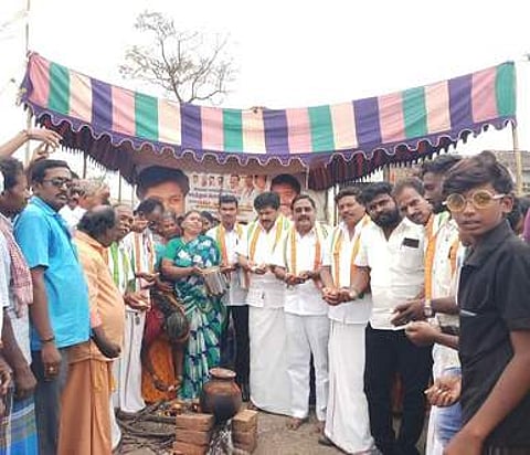 பொங்கல் விழாவில் பங்கேற்ற முன்னாள் எம் எல்ஏ அருள் அன்பரசு உள்ளிட்டோா் .