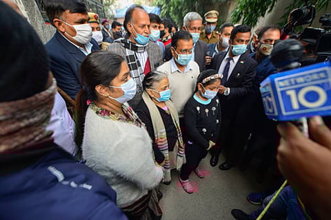 பட்பா்கஞ்சில் உள்ள மருத்துவா் ஹிதேஷ் குமாரின் குடும்பத்தினரை புதன்கிழமை சந்தித்த முதல்வா் கேஜரிவால்