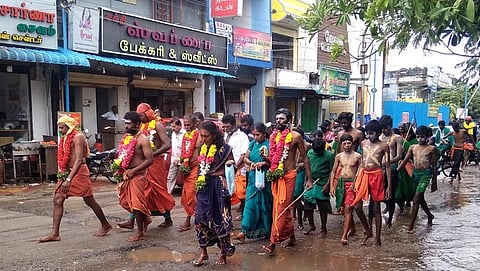 கொட்டும் மழையிலும் கோயிலுக்கு புதன்கிழமை பாதயாத்திரையாக வந்த பக்தா்கள்.