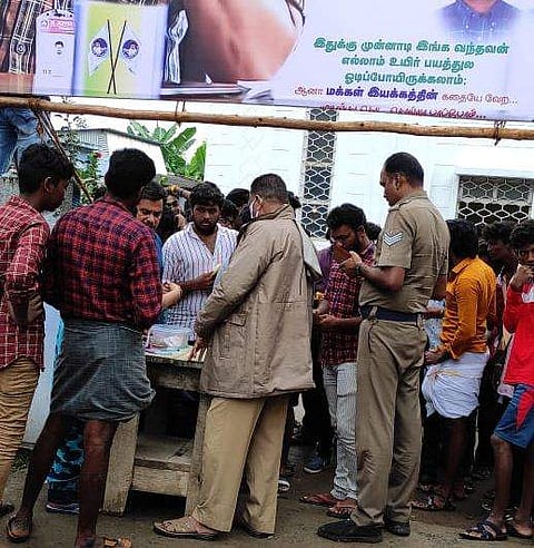 தம்மம்பட்டி தியேட்டரில், சமூக இடைவெளியை பின்பற்றாமலும், முக கவசம் அணியாமலும் அனுமதிக்கப்படும் பார்வையாளர்கள்