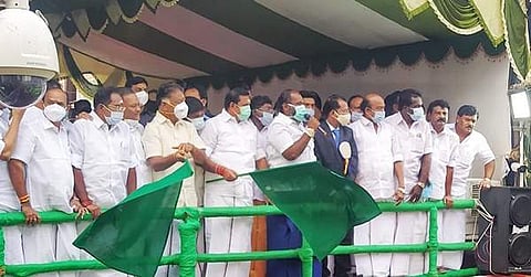அலங்காநல்லூர் ஜல்லிக்கட்டு போட்டியை கொடியசைத்து தொடங்கி வைத்த முதல்வர் பழனிசாமி, துணை முதல்வர் ஓ.பன்னீர்செல்வம் தொடங்கி வைத்தனர்.