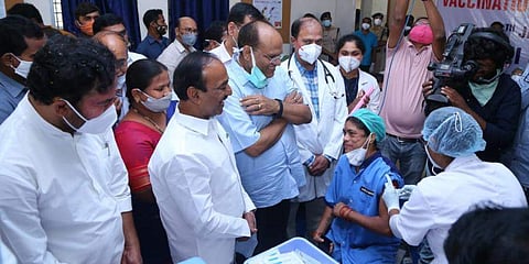 தெலங்கானாவில் முதல் கரோனா தடுப்பூசி செலுத்திக் கொண்ட பெண் துப்புரவு பணியாளர்