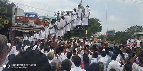 ஆத்தூரில் எம்ஜிஆர் சிலைக்கு அதிமுகவினர் மாலை அணிவித்து மரியாதை