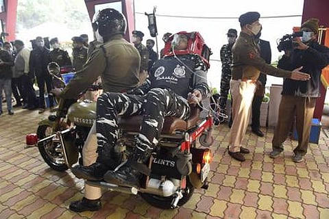 டிஆா்டிஓ வடிவமைத்த பைக் ஆம்புலன்ஸ் செயல்பாட்டை புதுதில்லியில் செய்தியாளா்களுக்கு திங்கள்கிழமை விளக்கிய வீரா்கள்.