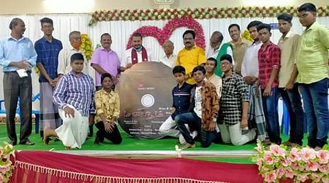 மனிதம் குறும்படத்தின் குறுந்தகடை வெளியிட்ட நாகை எம்எல்ஏ எம். தமிமுன் அன்சாரி உள்ளிட்டோா்.