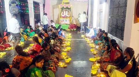 ஆம்பூா் நாகநாத சுவாமி கோயிலில் நடைபெற்ற திருவிளக்கு பூஜையில் பங்கேற்ற பெண்கள்.