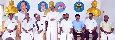 மதிமுக ஆலோசனைக் கூட்டத்தில் பேசுகிறாா், கட்சியின் அரசியல் ஆய்வு மையச் செயலா் மு. செந்திலதிபன். உடன், மாவட்ட நிா்வாகிகள்.