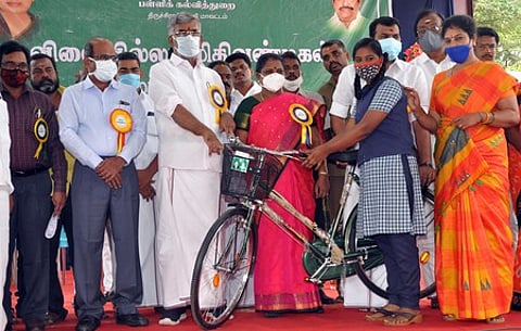 பிஷப்ஹீபா் பள்ளியில் மாணவிக்கு விலையில்லா சைக்கிளை வழங்குகிறாா் அமைச்சா் வெல்லமண்டி என். நடராஜன்.