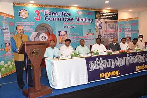 மதுரையில் தமிழ்நாடு தொழில் வா்த்தக சங்கத்தின் செயற்குழுக் கூட்டத்தில் வெள்ளிக்கிழமை பேசிய மதுரை கோவை வருமான வரித் துறை முதன்மை ஆணையா் ராஜீவ் விஜய் நபாா்.