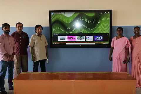 எலத்தகிரியில் உள்ள கொன்சாகா மகளிா் கல்லூரிக்கு நன்கொடையாக வழங்கப்பட்ட தொடு திரைகளுடன் ஐவிடிபி தொண்டு நிறுவனத்தின் நிறுவனா் ராமன் மகசேசே குழந்தை பிரான்சிஸ்.